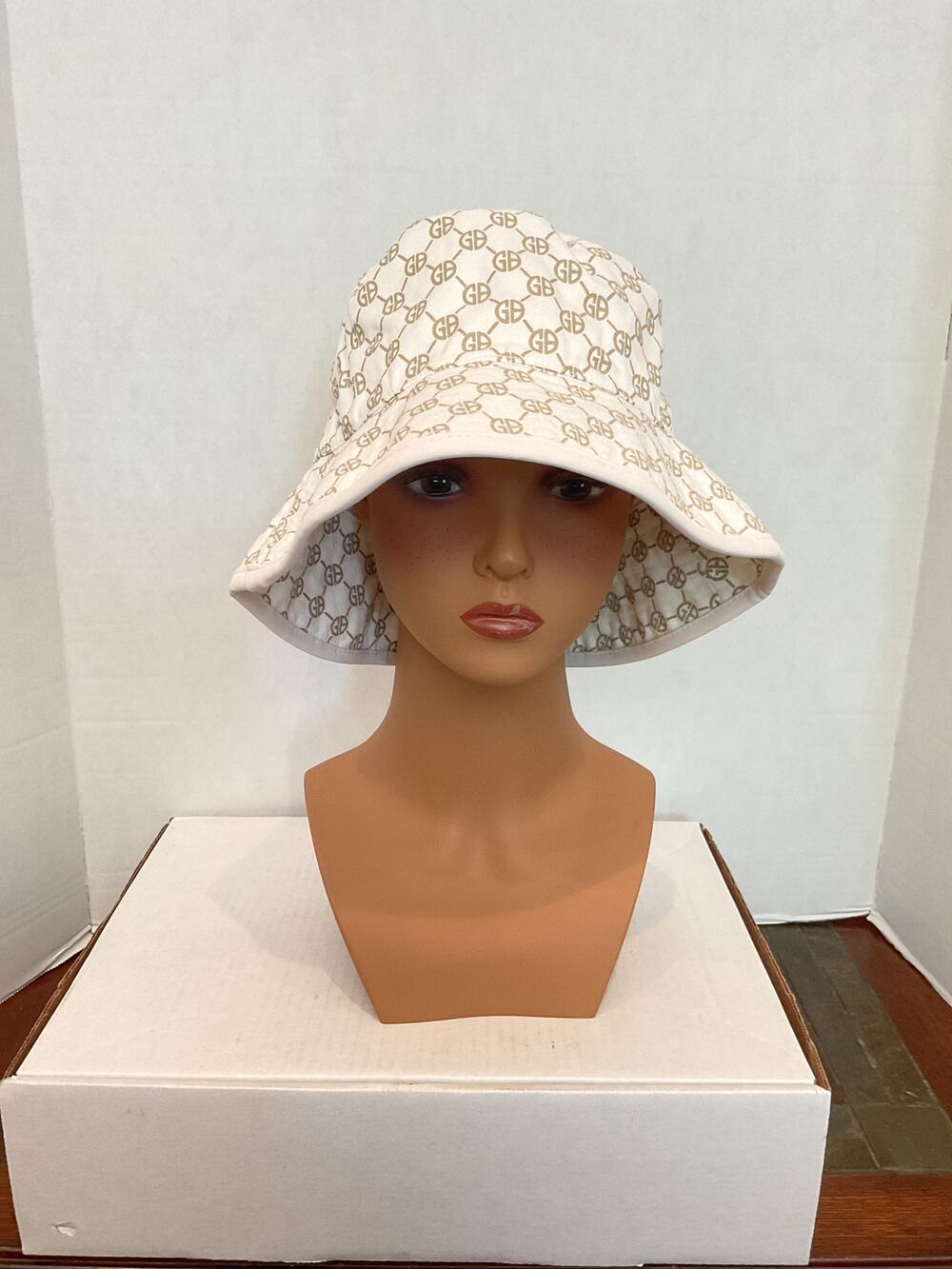 Giani Bernini - White Logo Cotton Bucket Hat - one size. NWT